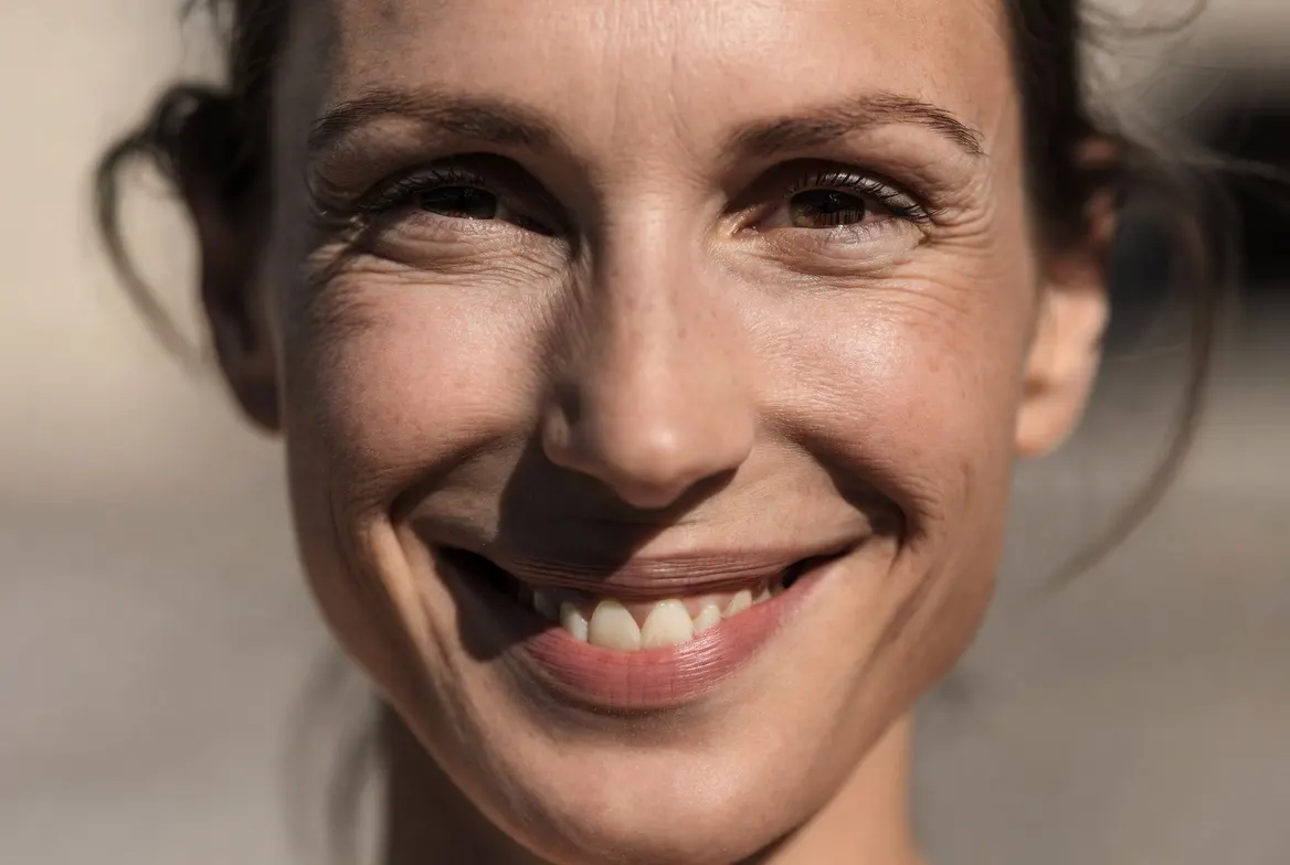 Close up of a smiling woman with natural facial expression representing subtle Botox Alternatives & Neurotoxin Injection results in La Grange, Illinois.